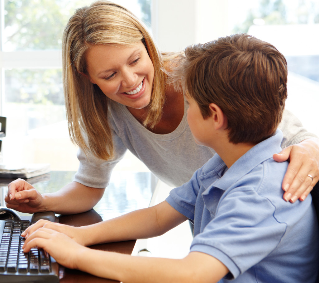 mom with son computer shutterstock_280359197